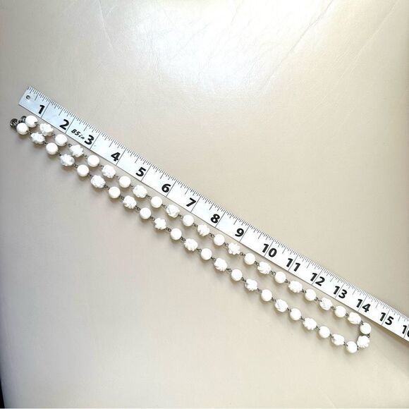 White beaded necklace - Picture 6 of 8